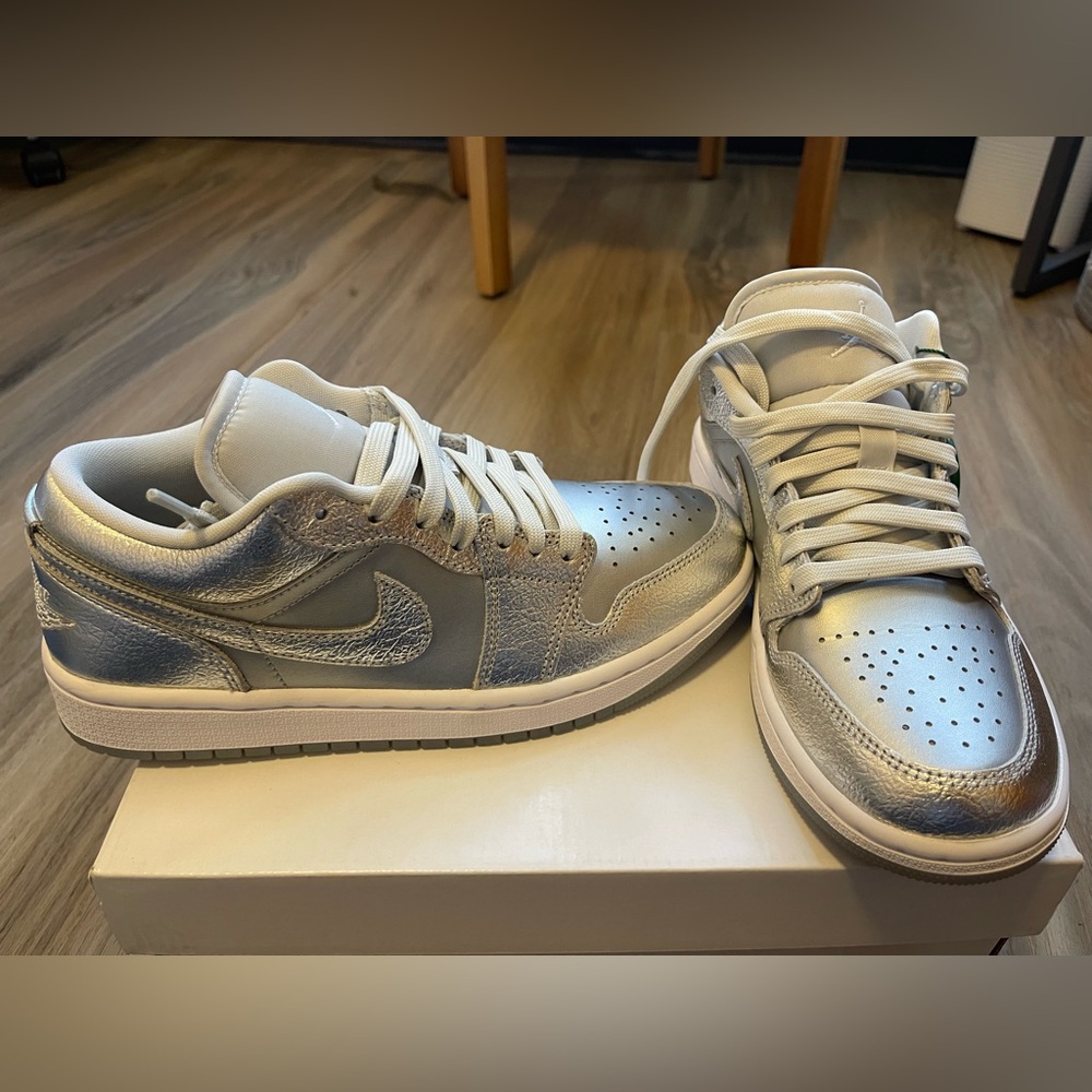 NWT Women’s Nike Jordan Air 1 Low SE Sneakers Metallic Silver/Photon Dust